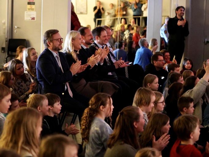 About 170 pupils gathered with the Crown Prince and Crown Princess to see performances in the school’s assembly hall. Youngsters from all levels of the school contributed. Photo: Sara Svanemyr, The Royal Court